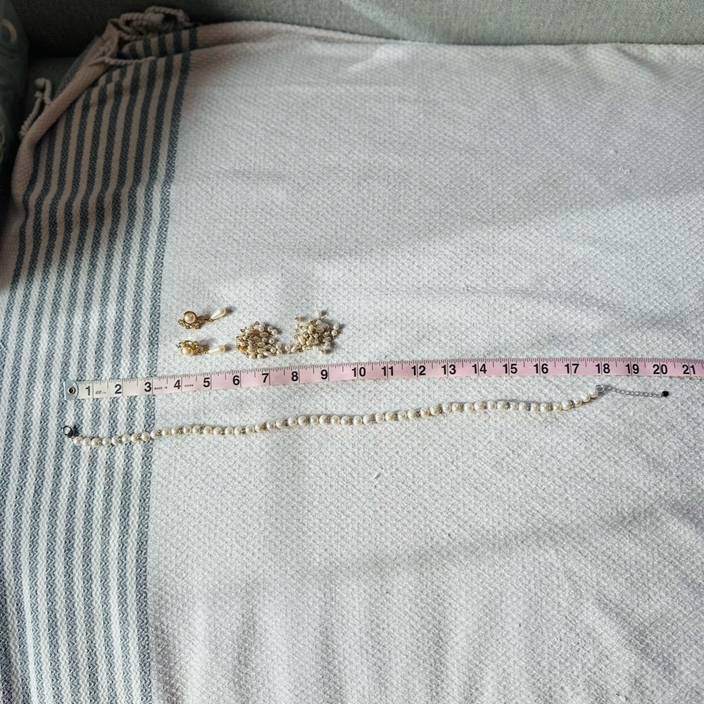 Elegant Pearl Earrings and Necklace Set - Picture 6 of 6